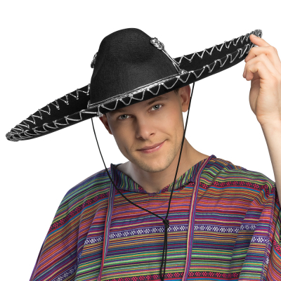 L'homme porte un grand sombrero noir avec des coutures d�coratives argent�es et un cordon de serrage sous le menton. Accessoire id�al pour les f�tes mexicaines, les carnavals ou les journ�es d'�t� � la plage.