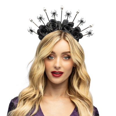 Eine Frau trägt ein Halo-Kronendiadem im Halloween-Stil mit großen schwarzen Blumen, langen schwarzen Stacheln und kleinen schwarzen Spinnen.