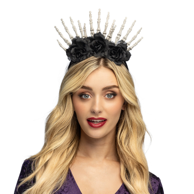 Eine Frau trägt ein Halloween-Diadem mit großen schwarzen Blumen und hervorstehenden Skeletthänden.