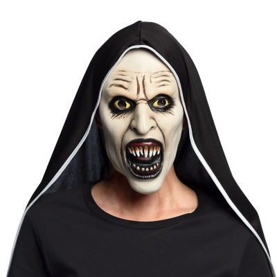 Frau trägt eine besessene Nonne Halloween-Latexmaske mit offenem Mund und Nonnenhaube.