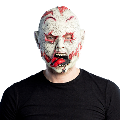 Der Mann trägt eine Halloween-Latexmaske eines Zombies mit offenen Wunden, Narben und einem angewinkelten Mund mit heraushängender Zunge.